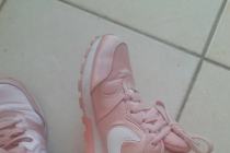 Satynowe różowe buty sportowe marki Nike w rozmiarze 36.