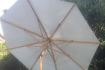 Parasol ogrodowy z uchylną czaszą.