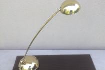 Lampa stołowa z ruchomym w pionie i poziomie wysięgnikiem.