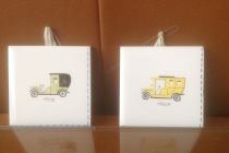 Dekoracyjne płytki ceramiczne do zawieszenia z modelami starych samochodów.