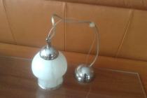 lampa wisząca z regulowaną długością zwisu i kloszem szklanym.