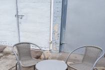 Stolik kawowy i dwa krzesła