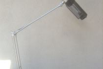 Lampa biurkowa z ruchomym ramieniem i regulacją ustawienia w 3 płaszczyznach.