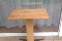 Stolik z drewnianym blatem na metalowym solidnym stelażu.