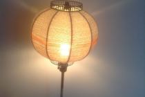 Lampa stojąca stołowo/podłogowa z efektownym kloszem.