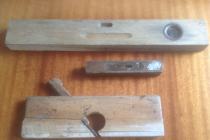 Zestaw starych narzędzi z drewna strug stolarski i poziomice 