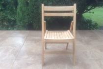  Dziecięce składane krzesełko drewniane z oparciem. 