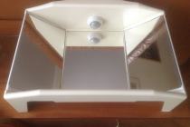 Szafka łazienkowa do zawieszenia z lutrzanymi drzwiczkami i oświetleniem