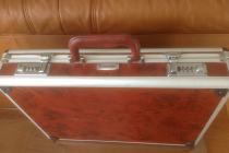 Neseser z szyfrowanymi zamkami na dokumenty,książki itp.