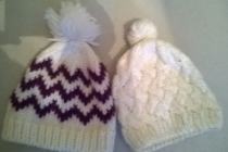 dwie czapki dziewczęce