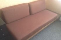 Łóżko / wersalka z półką i pojemnikiem na pościel.