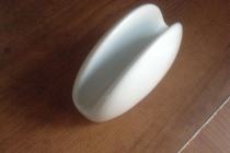 Nowy serwetnik porceliitowy w kolorze białym. 