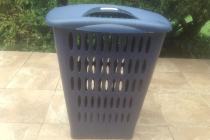 Kosz na pranie z tworzywa sztucznego.