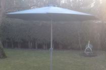 Parasol ogrodowy czasza o śr. 3mb, otwierany na korbkę.