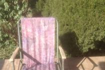  Składane metalowe krzesełko ogrodowe z drewnianymi podłokietnikami.