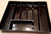 Czarny organizer na sztućce do szuflady kuchennej z rozsuwanym wkładem