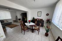 Dom z dwoma oddzielnymi mieszkaniami