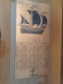 Kalendarz z 1988r do zawieszenia wykonany na płytce miedzianej.