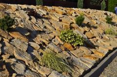 Kamień do ogrodu ogrodowy na skarpy płaski łupek naturalny piaskowiec