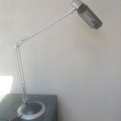Lampa biurkowa z ruchomym ramieniem i regulacją ustawienia w 3 płaszczyznach.