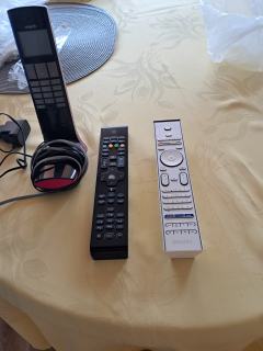 dwa piloty do telewizora i tel.stacjonarny