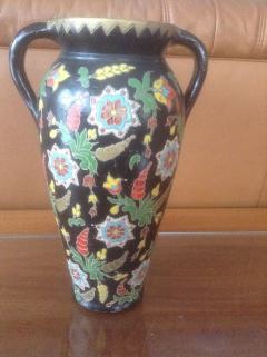 Wazon ceramiczny z 2 uchwytami -rytowana płaszczyzna wzorami roślinnymi.