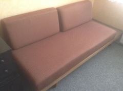 Łóżko / wersalka z półką i pojemnikiem na pościel.