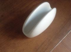 Nowy serwetnik porceliitowy w kolorze białym. 