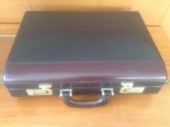 Neseser skórzany do ręki z szyfrowanymi zamkami.