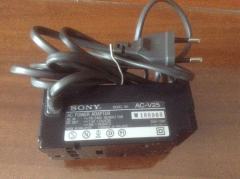 ładowarka sieciowa do akumlatowów zasilających kamerę SONY NP-70.