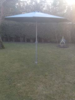 Parasol ogrodowy na konstrukcji metalowej otwierany na korbkę.