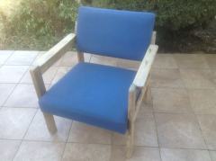 Fotel z litego drewna z podłokietnikami i miękką tapicerką z lat PRL.