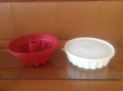  Silikonowa forma do pieczenia babki wielkanocnej+pojemnik z przykrywą do przechowania.