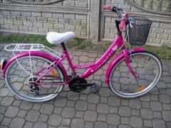 Ładny rower dziewczęcy z koszykiem koła 24