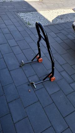 Stojak motocyklowy pod tylne koło