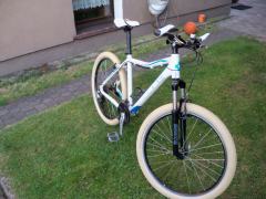 Aluminiowy rower górski CUBE  koła 26.  .