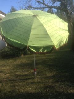 Parasol ogrodowy z uchylną czaszą o średnicy 320cm.