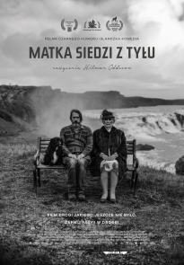 MATKA SIEDZI Z TYŁU w Kinie STUDIO